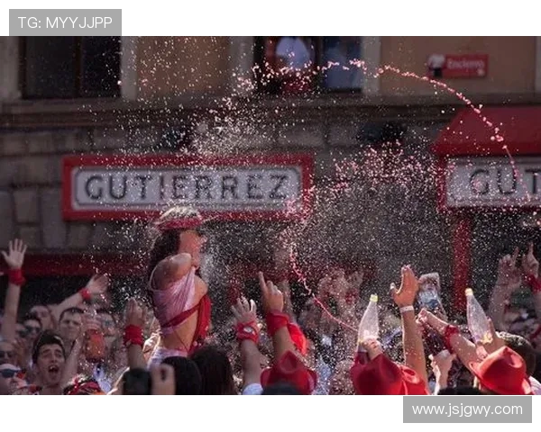 盐城奥体助威声浪掀翻穹顶 女球迷激情呐喊到腿抽筋